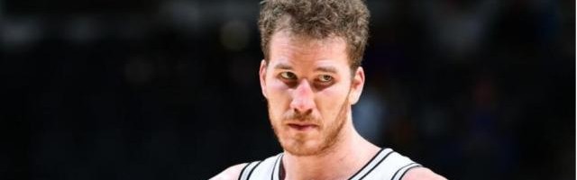 kaiyun-近7战1胜6负！文班亚马争夺战马刺正重回“正轨”