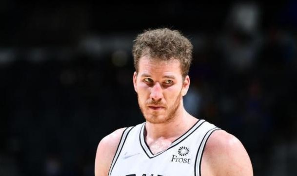 kaiyun-近7战1胜6负！文班亚马争夺战马刺正重回“正轨”