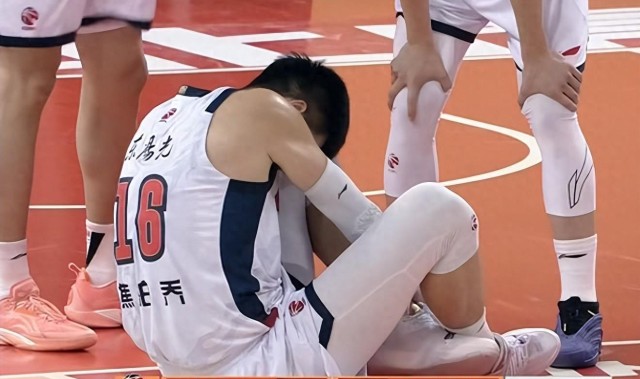 谁注意到，焦泊乔被队友绊倒，绊倒者扬长而去，其他队友纷纷看望