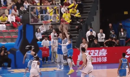 开云登录-奈特直杀篮筐欲上篮，周琦张开长臂将球无情扇飞