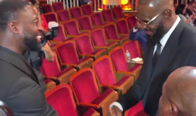 开云中国-詹姆斯转发自己在名人堂现场拥抱韦德：很高兴见到我的兄弟！