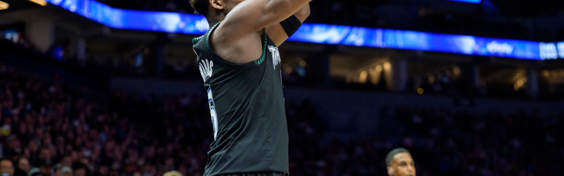 开云登录-针锋相对！爱德华兹首节9中4拿到9分2板 巴雷特5中3贡献8分1板1助