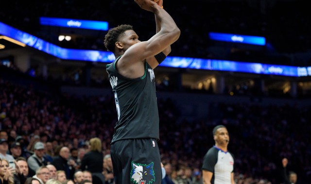 开云登录-针锋相对！爱德华兹首节9中4拿到9分2板 巴雷特5中3贡献8分1板1助