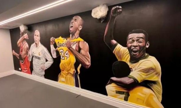 开云入口-维尼修斯健身房壁画上有谁？致敬贝利！C罗后补的！